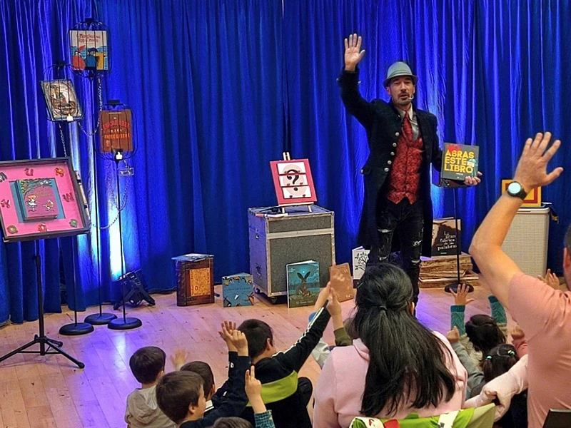 Pedro III sostiene el libro «Ábrase este libro» mientras los niños levantan la mano