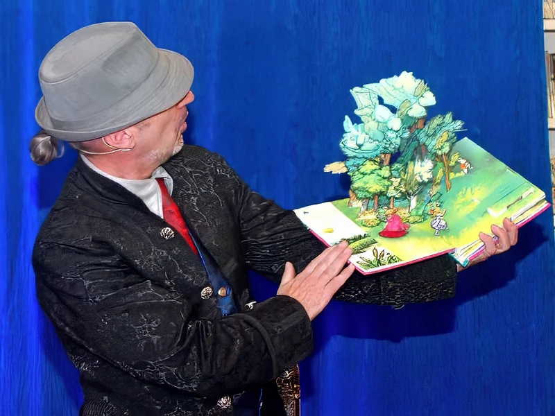 Pedro III muestra un libro pop-up con un bosque en 3D