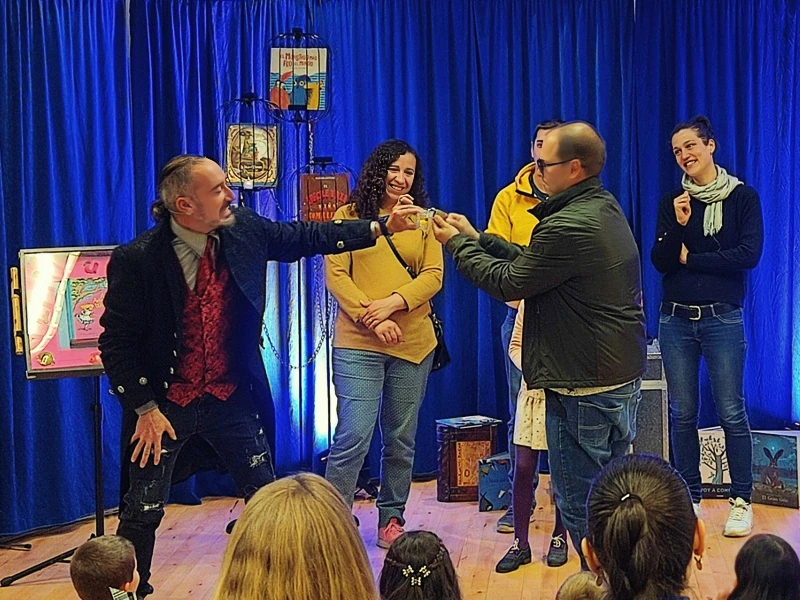 Pedro III hace un truco de magia con la participación de una familia del público